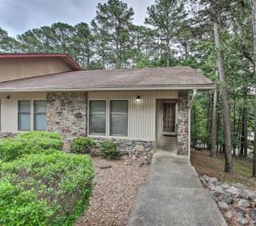 Cozy Retreat with Deck 3 Mi to DeSoto Golf Course!