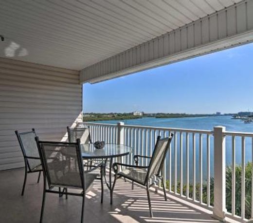 Indian Shores Condo with Balcony, Walk to Beaches!