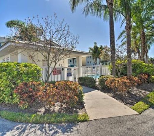 Indian Shores Condo with Balcony, Walk to Beaches!
