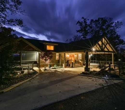 EAGLES CREST - Long Range Layered Mountain Views in peaceful neighborhood!