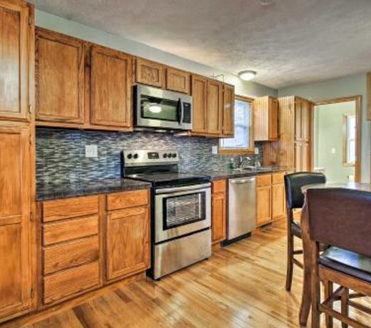 Stockton Lake Escape with Kitchen, half Mi to Lake!