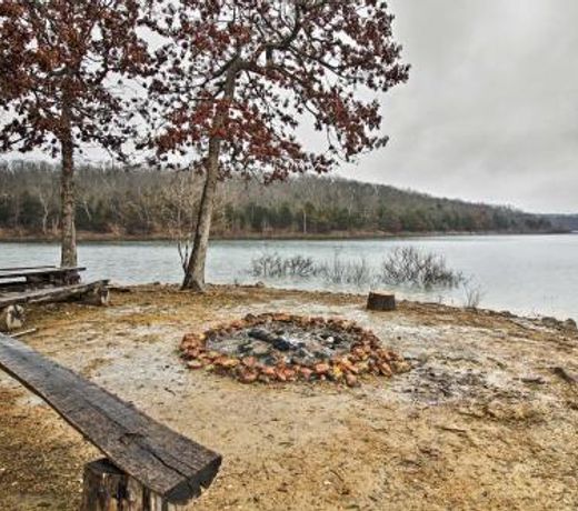 Stockton Lake Escape with Kitchen, half Mi to Lake!