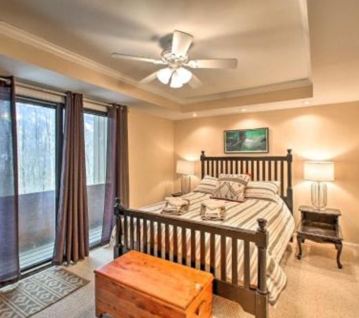 Updated Loon Townhome with Mtn Views and Ski Shuttle!