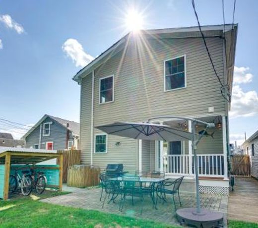 The 1818 Porch and BBQ, 1Mi to Belmar Beach