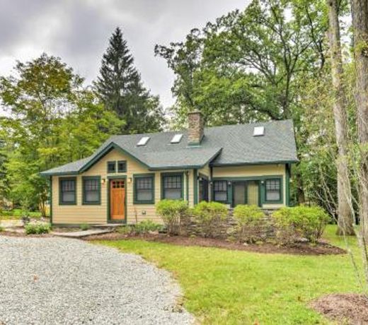 Sugar Berry-Remodeled Laughlintown Craftsman Home!
