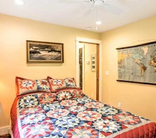 Sugar Berry-Remodeled Laughlintown Craftsman Home!