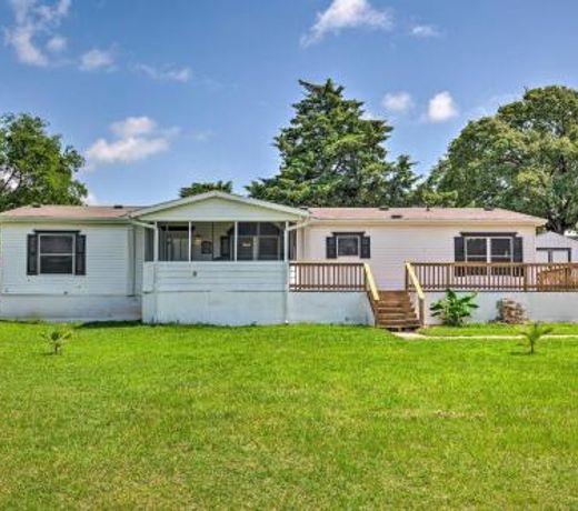 Family Home with Deck, Walk to Cedar Creek Reservoir