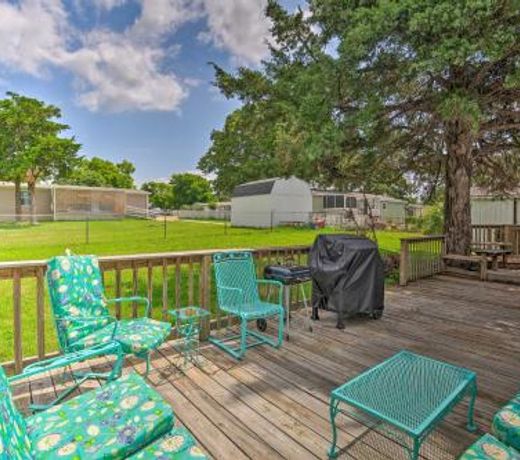 Family Home with Deck, Walk to Cedar Creek Reservoir