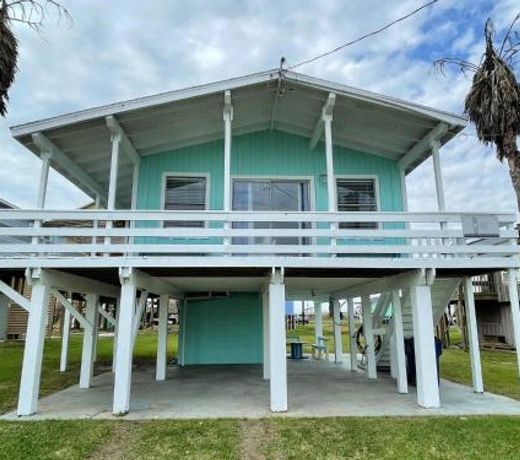 Fun in the Sun! Cozy Beach Pad, Gulf Views and Easy Access to the Sand!