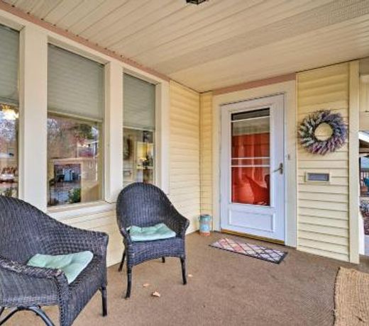 Peaceful Wine Country Getaway - Walk to Downtown!
