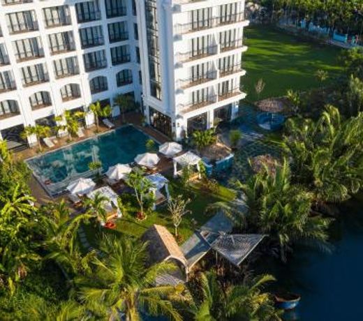 Shining Riverside Hotel & Spa