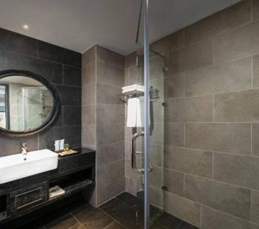 Shining Riverside Hotel & Spa