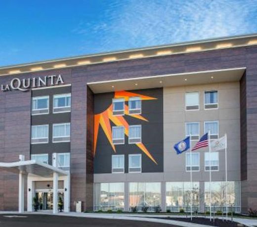 La Quinta Inn & Suites by Wyndham Manassas, VA- Dulles Airport