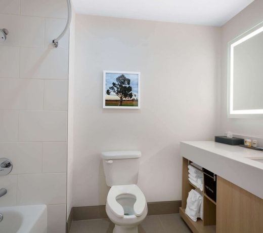 La Quinta Inn & Suites by Wyndham Manassas, VA- Dulles Airport