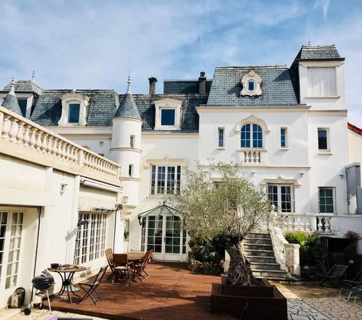 Suite in private mansion, independent access