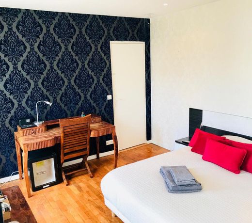 Suite in private mansion, independent access