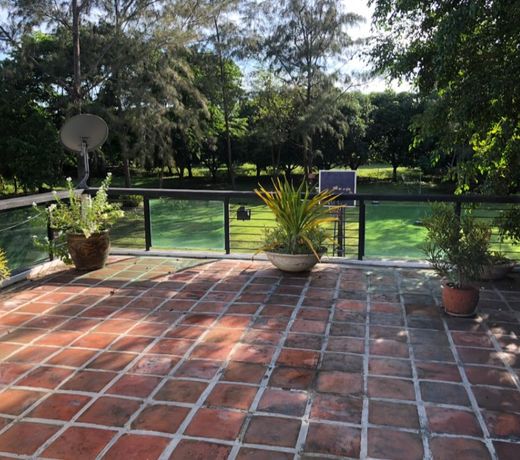Riverfront Farmstay. Master Suites (5+ Guest)