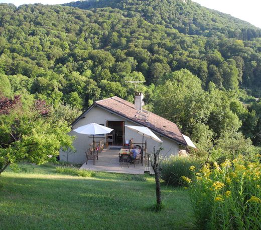 Holidayhouse on river and cyclepath