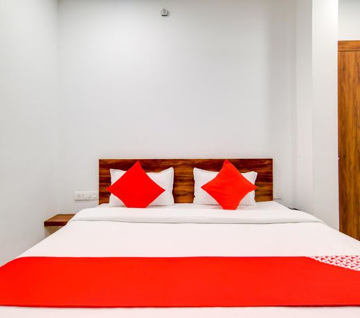OYO 70780 Hotel Apple Grand