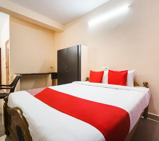 OYO 60699 SRIVARI PREMIUM HOMESTAYS