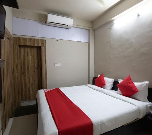 OYO 37918 Hotel Signature Inn