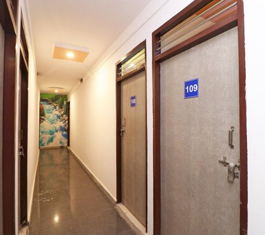 OYO 37918 Hotel Signature Inn