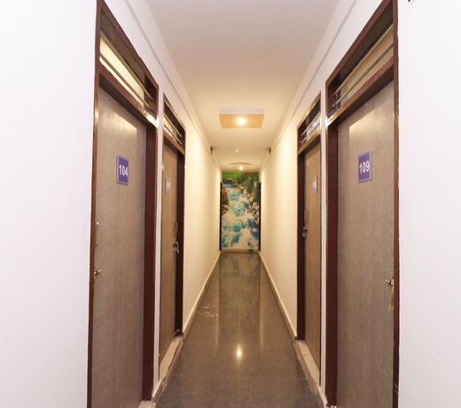OYO 37918 Hotel Signature Inn