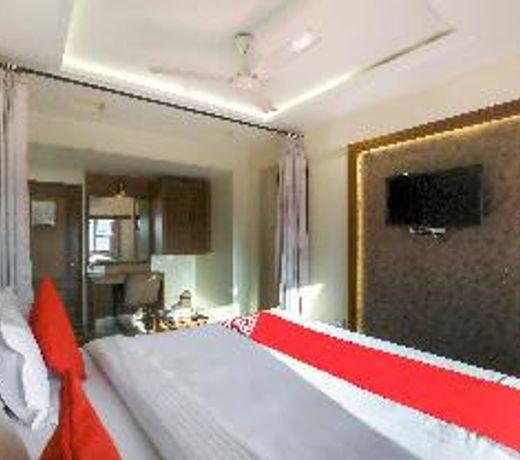 OYO 70882 Hotel Royal Retreat