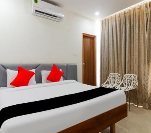 OYO 68894 Bommarillu Residency