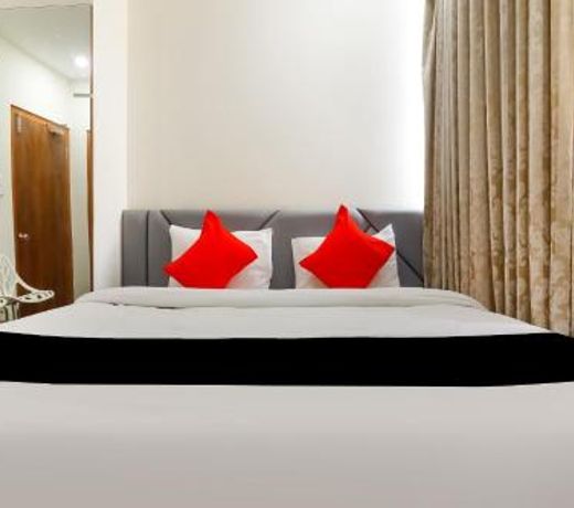 OYO 68894 Bommarillu Residency