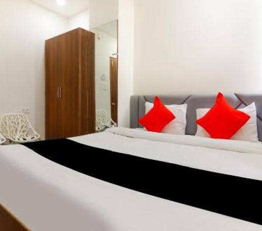 OYO 68894 Bommarillu Residency