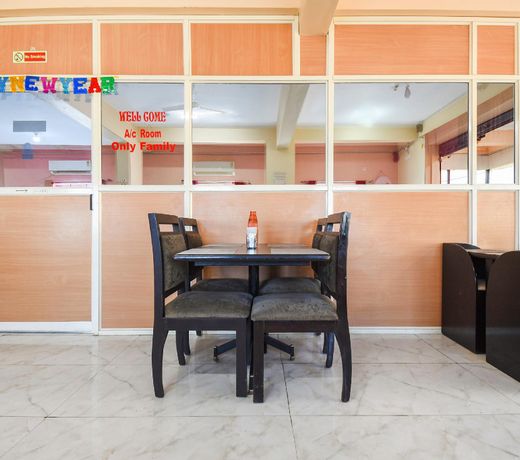 OYO 70921 New Royal Palace Lodge