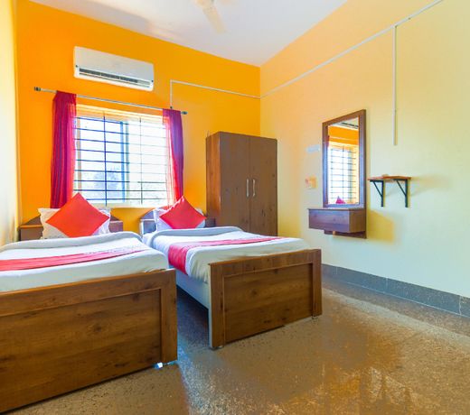 OYO 70921 New Royal Palace Lodge