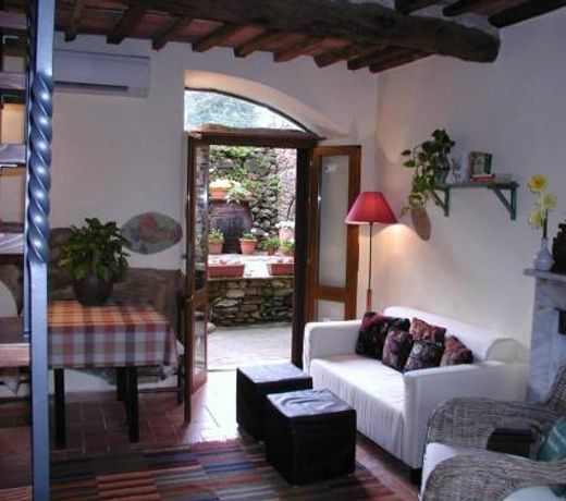 Adorable Tuscan cottage with beautiful garden just outside Lucca, sleeps 4