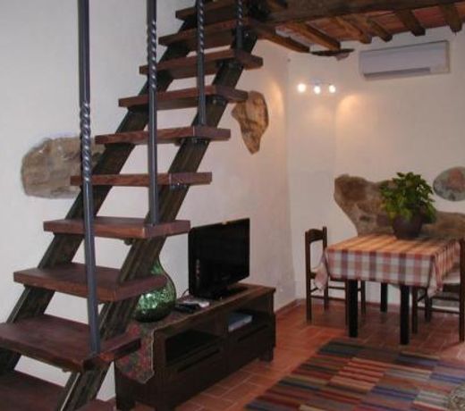 Adorable Tuscan cottage with beautiful garden just outside Lucca, sleeps 4