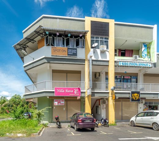 SPOT ON 90042 One Plaza Eco Hotel