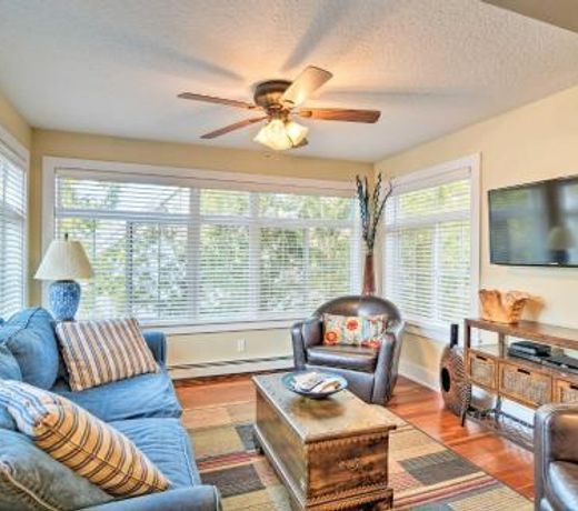Downtown Charlevoix Duplex half Mi to Lake Michigan