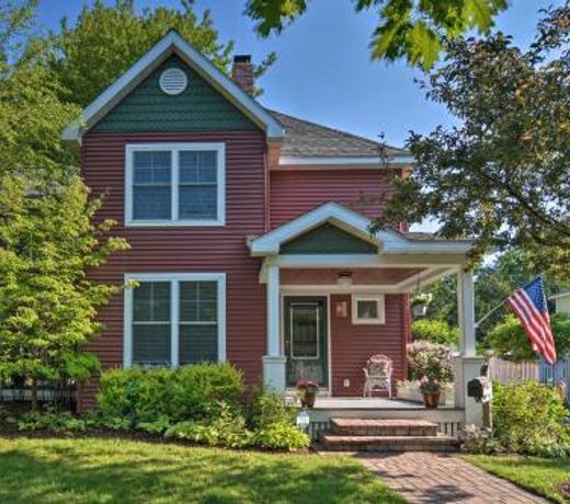 Downtown Charlevoix Duplex half Mi to Lake Michigan