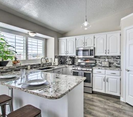 Layton Getaway - Near HAFB, Lagoon, and Shopping!