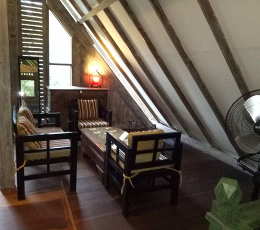 Mi Casa Guest House - Family room garden view