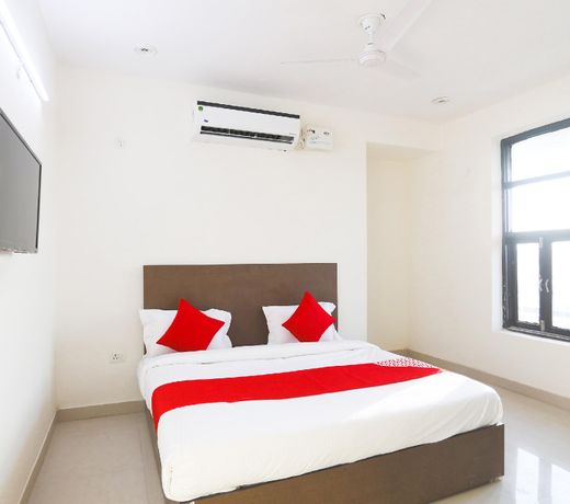 OYO 61722 Rajmahal Residency Hotel