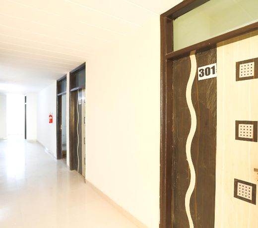 OYO 61722 Rajmahal Residency Hotel