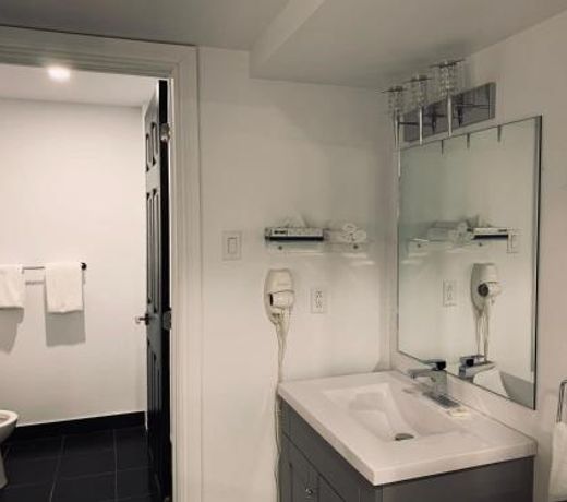 Room in BB - Concordia Studio Renting, basement