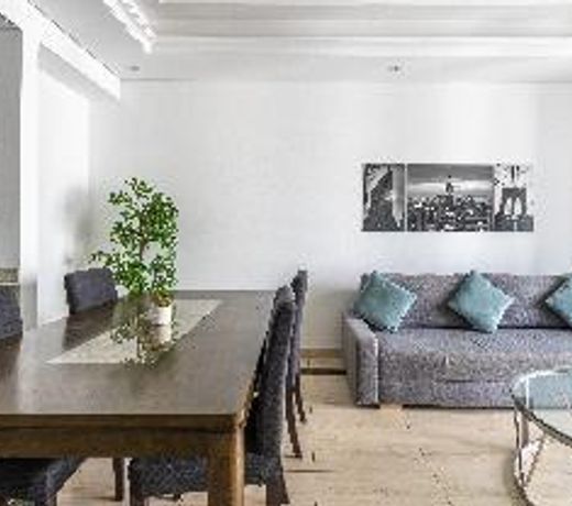 Spacious Apartment near Burj Khalifa with Pool