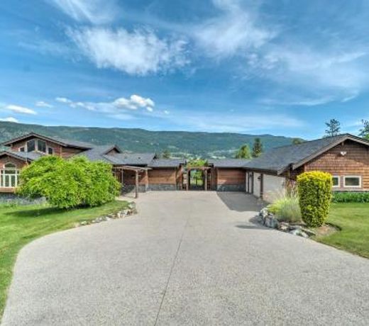Country Villa on Kalamalka Lake with Pool!