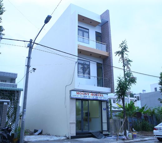 Moony hostel