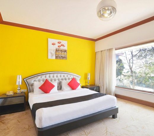 OYO Townhouse 810 Royal Palms Hotel - Daisy Collection
