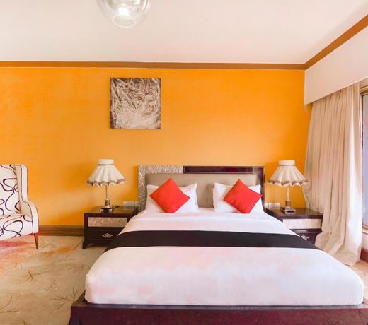 OYO Townhouse 810 Royal Palms Hotel - Daisy Collection