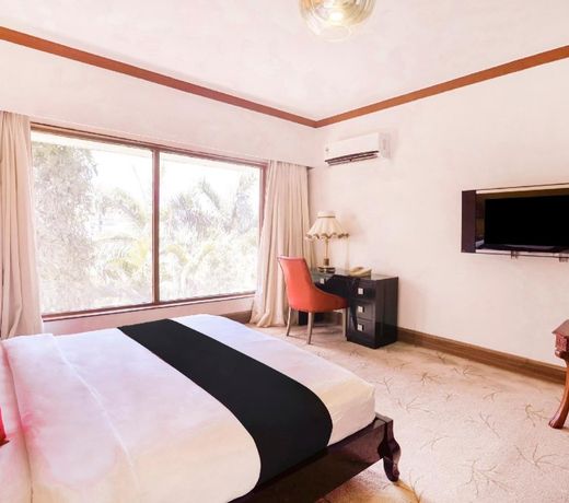 OYO Townhouse 810 Royal Palms Hotel - Daisy Collection