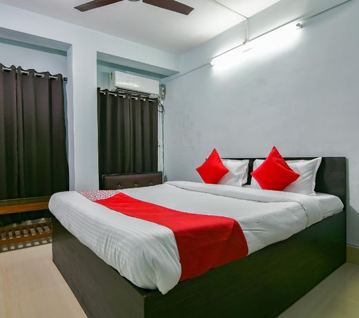 OYO 37112 Rowdralay Residency